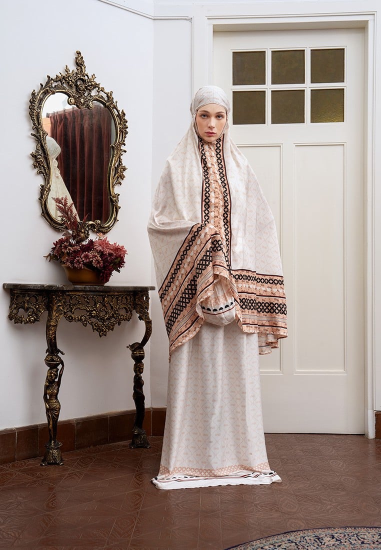 BNB CALVERTON PRAYER WOMAN SET - IVORY