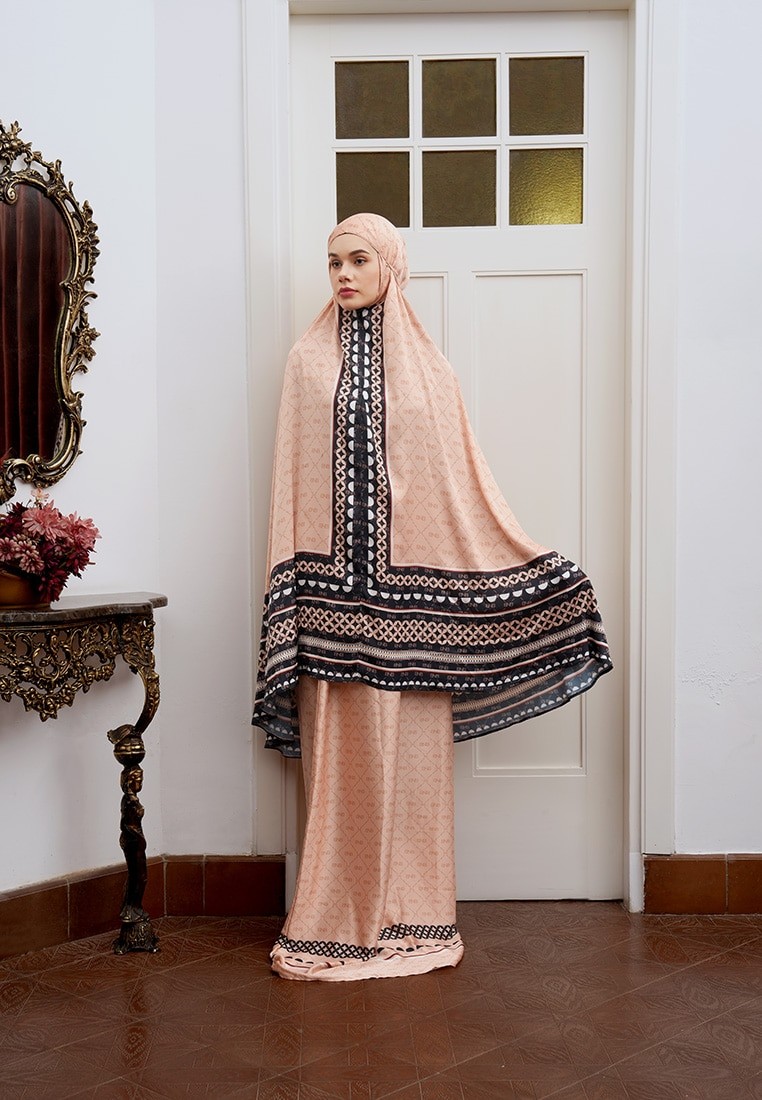 BNB CALVERTON PRAYER WOMAN SET - LATTE